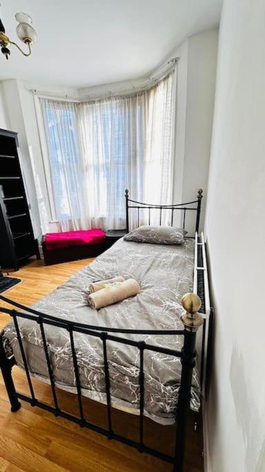 3 Bed House East London Home ภายนอก รูปภาพ