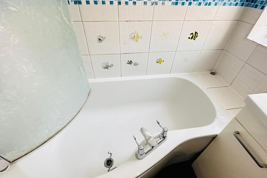3 Bed House East London Home ภายนอก รูปภาพ