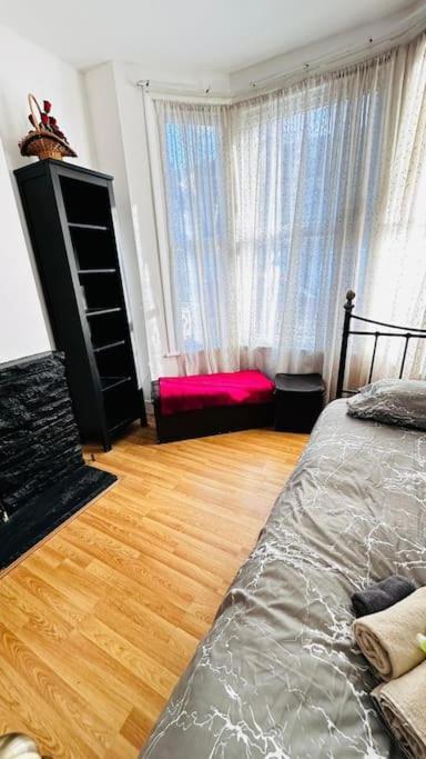3 Bed House East London Home ภายนอก รูปภาพ