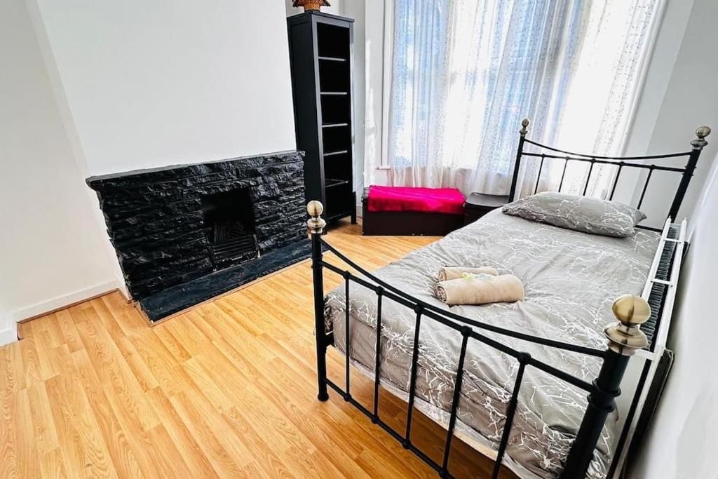 3 Bed House East London Home ภายนอก รูปภาพ